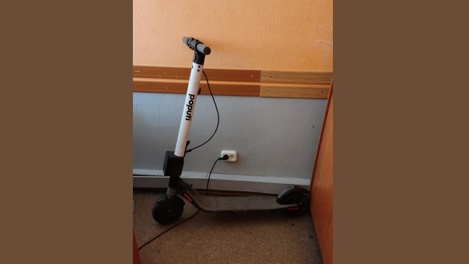 Похитителя электросамоката в Омске вычислили по следам навоза