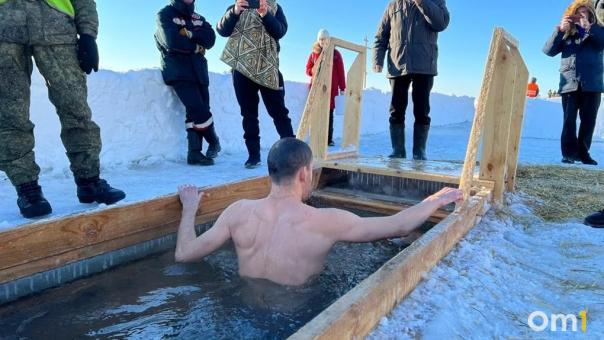 Кому нельзя окунаться на Крещение? Омичам рассказали о правилах безопасного купания