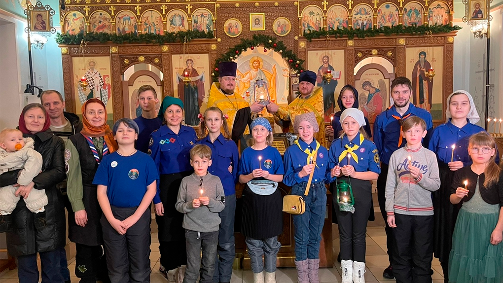 Новосибирским православным привезли священный Вифлеемский огонь