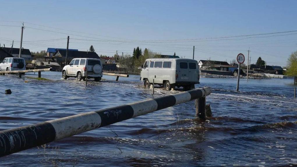 В Омской области затопило несколько дорог к девяти населённым пунктам