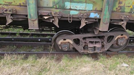 На станции в Омске сошли с рельсов два вагона: проводится проверка