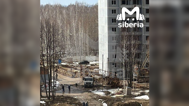 Падение башенного крана на ЖК «Династия» в Новосибирске: пострадал водитель