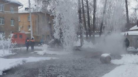 В Омске из-за прорыва трубы с кипятком без тепла остались 16 домов