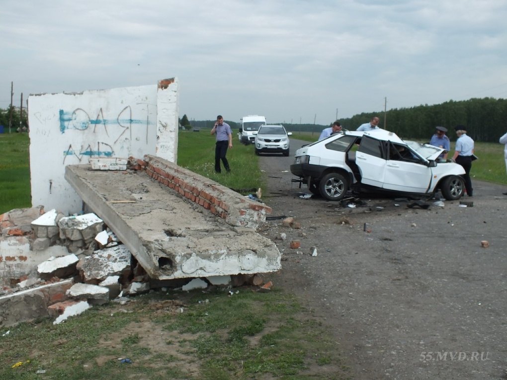 В Омской области автомобиль врезался в остановку: погибли люди (ФОТО)