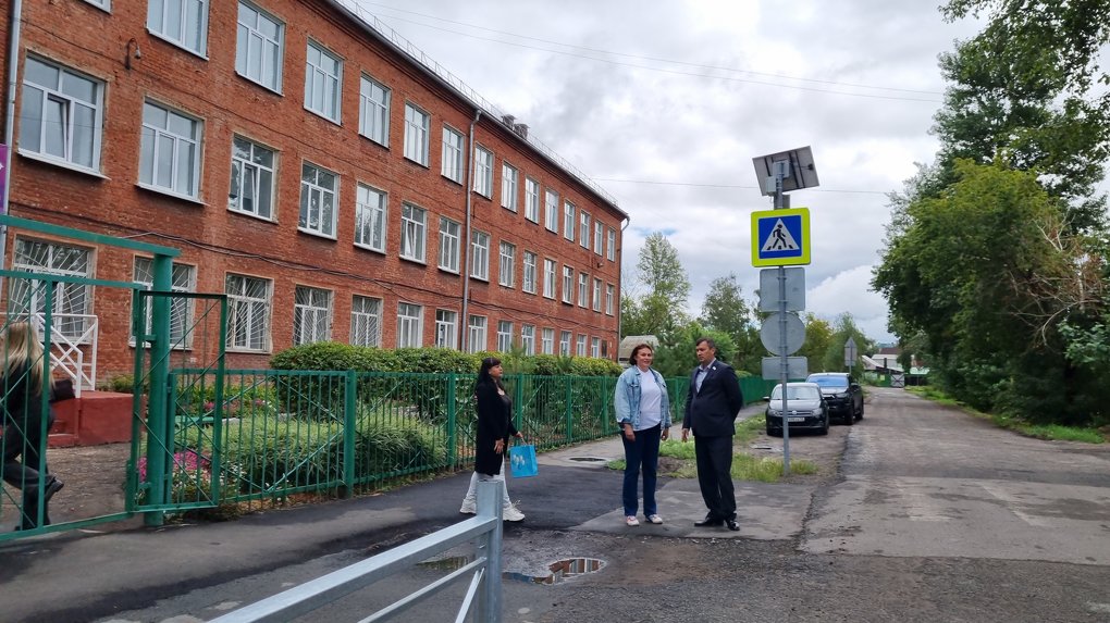 Безопасность пешеходных переходов у омских школ оценили волонтеры акции «Решают люди»