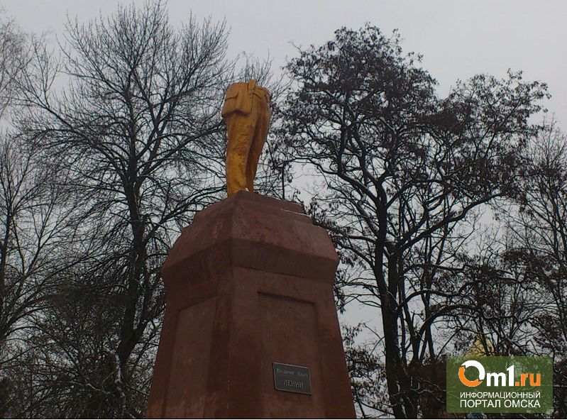 Снесли памятник ли. Памятник Ленина Ахтырский. Памятник Ленину в Ахтырке. Площадь Ленина Ахтырка. Оторванная голова Ленина в Ахтырском.