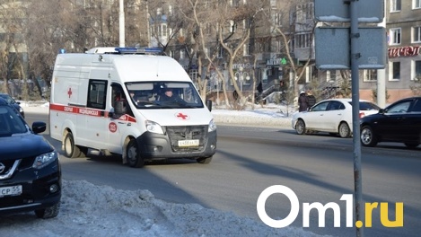 Молодая омичка упала с лестницы и получила тяжёлые травмы головы