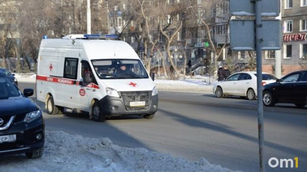 Молодая омичка упала с лестницы и получила тяжёлые травмы головы