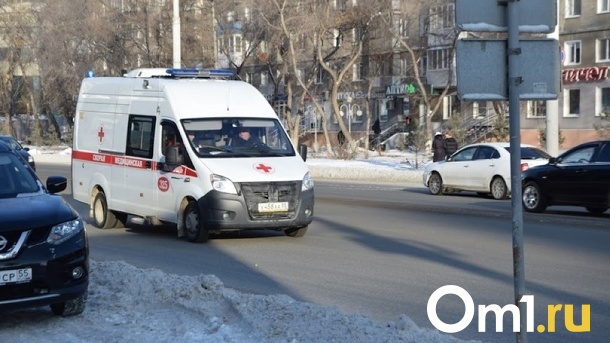 Молодая омичка упала с лестницы и получила тяжёлые травмы головы