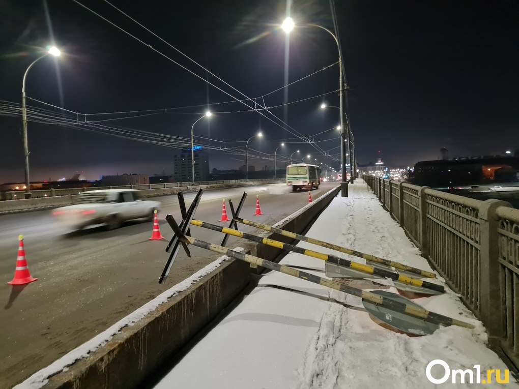 Ленинградский мост в омске сегодня. Ленинградский мост Омск. Ленинградский мост Омск ночью. Омск Ленинградский мост испытания моста. Под мостом ночью.