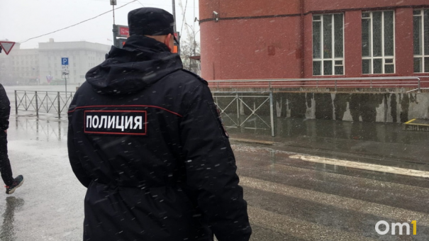 В омском ТЦ женщина схватила за голову чужого ребёнка
