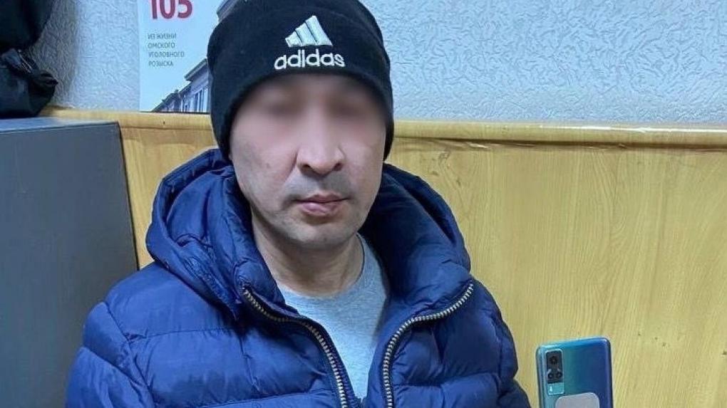 В Омске преступник ограбил мужчину, от которого убегал после ограбления