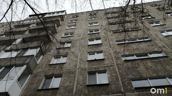В омском подъезде нашли истерзанное тело мужчины