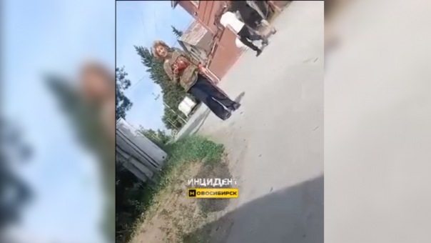«Обливает водой и материт взрослых»: жители Заельцовского района в Новосибирске жалуются на пенсионерку
