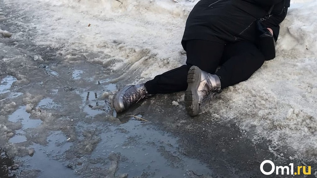 Новосибирская пенсионерка умерла после падения на скользком тротуаре