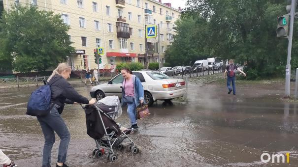 После обеда на Омск обрушится буря с дождём и градом