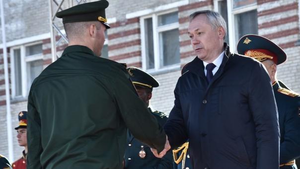 Губернатор Новосибирской области Травников поздравил выпускников НВВКУ с окончанием училища