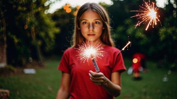 Мошенники вынудили девушку поджечь пиротехнику в Новосибирске