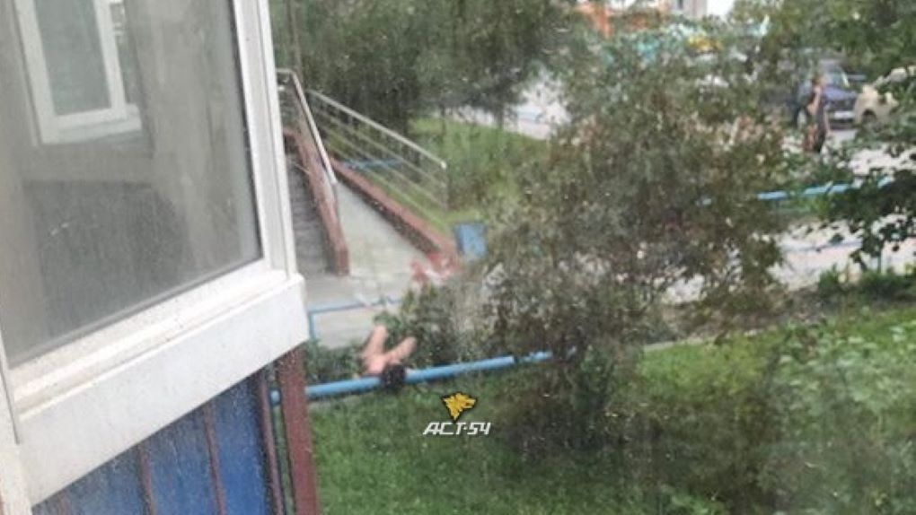 В Новосибирске голая девушка выпала из окна