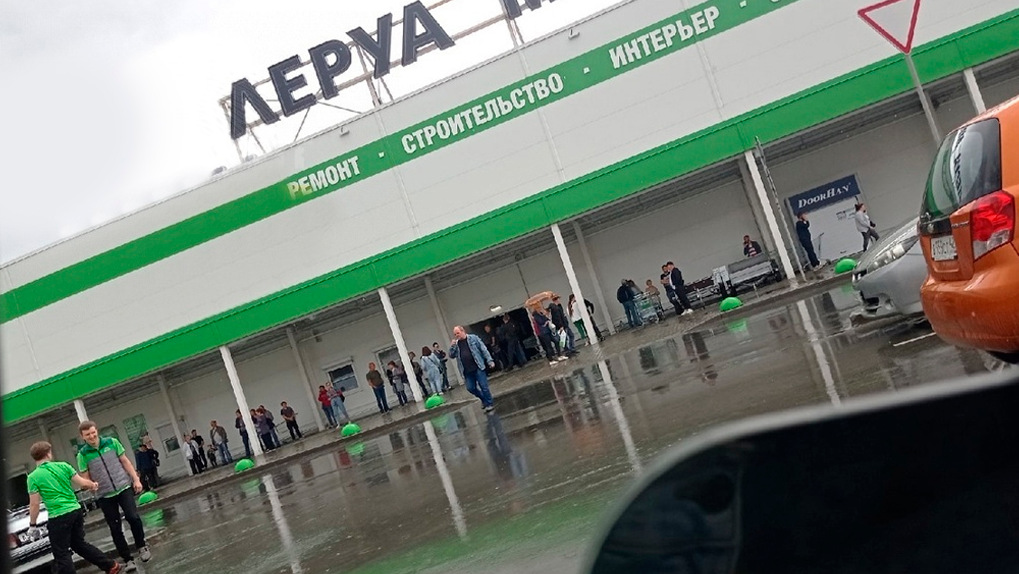 Новосибирцев эвакуировали из магазина «Леруа Мерлен» из-за угрозы пожара. ВИДЕО