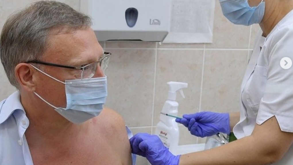 Глава Омской области Бурков завершил вакцинацию от коронавируса