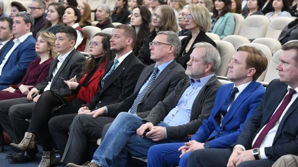 Омские журналисты получили награды от губернатора в День российской печати