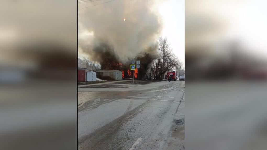 В Омске подожгли двухэтажный дом