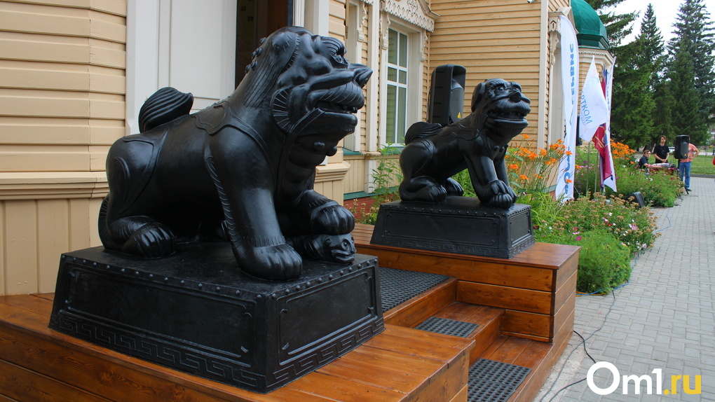 Загадали желание и сделали фото: омичи отпраздновали возвращение скульптур львов Ши-Цзы