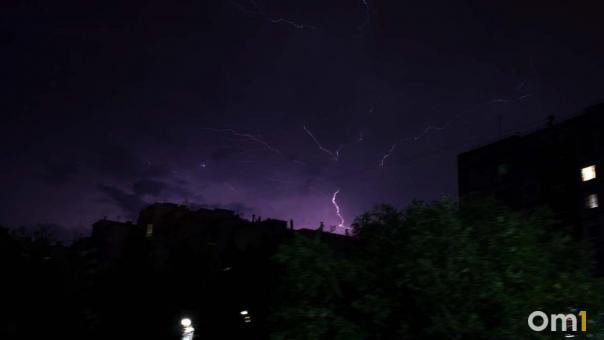 «Молния сверкала каждые 10 секунд!»: фотоподборка ночной грозы
