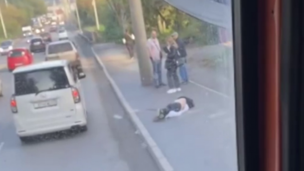Мужчина в луже крови замечен на улице Петухова в Новосибирске