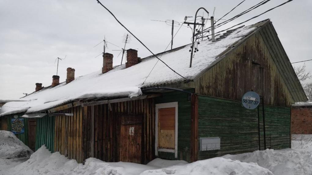 В Омске принудительно расселят дом с обвалившимся потолком