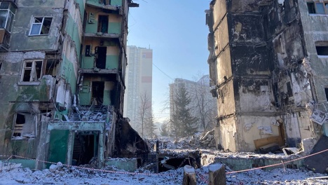 «Люди до сих пор в шоке»: что происходит у дома на Линейной в Новосибирске спустя неделю после взрыва