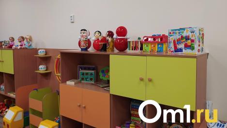 В Омске с апреля повысят оклады учителей и воспитателей