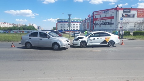 Из-за аварии с таксистом в Омске у «Континента» пострадала мать и годовалый ребёнок