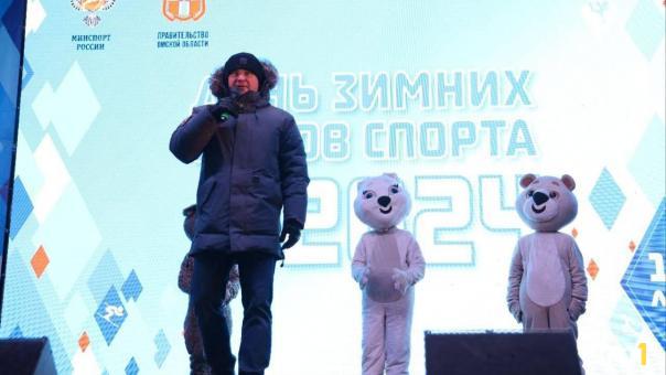 Губернатор Хоценко выступил на плацу Кадетского корпуса в фирменной куртке