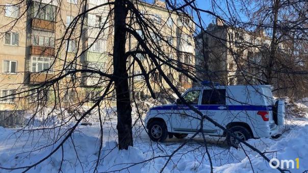 Молодого омича посекли кухонным топориком