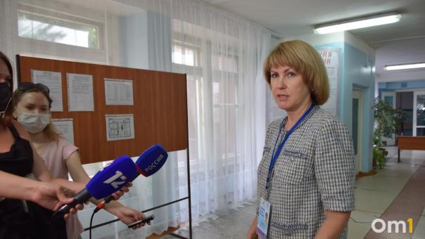 Стало известно, кому хотят доверить поднятие флагов в омских школах