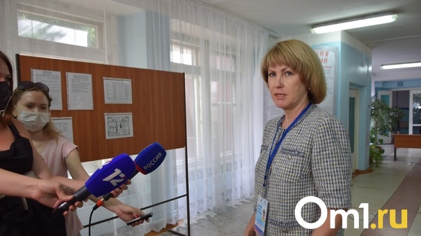 Стало известно, кому хотят доверить поднятие флагов в омских школах