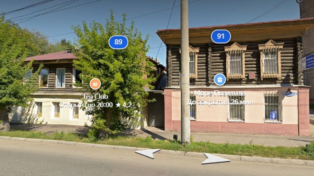 В центре Омска продают два столетних деревянных здания на краю сквера
