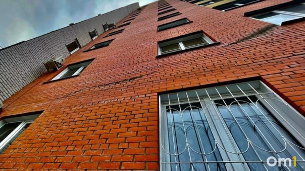 Омичи пожаловались на разваливающуюся новостройку в Ясной Поляне