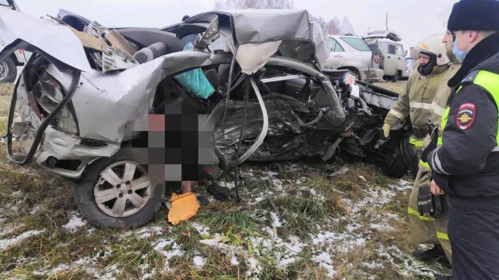 Страшное ДТП под Новосибирском: при лобовом столкновении автомобилей погиб один из водителей