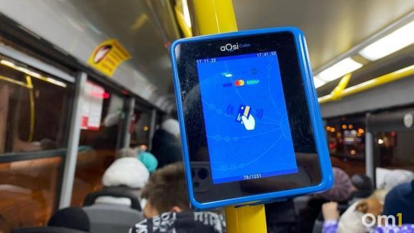 В Омске внедрят бескондукторную систему оплаты проезда ещё на 100 автобусах