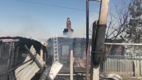Страшные кадры: новосибирский пенсионер решил навести порядок на участке и сжёг собственный дом. ВИДЕО