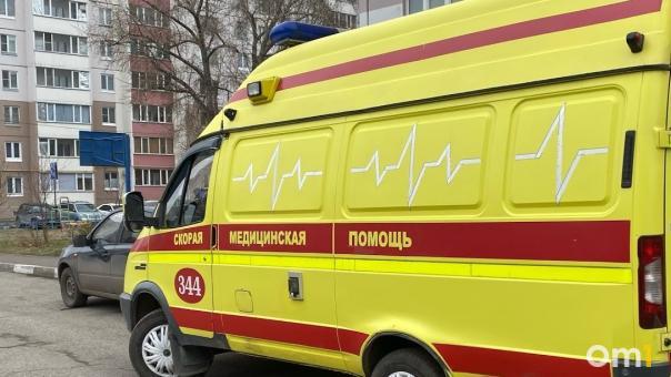 «Что-то случилось!»: омичи встревожились из-за вереницы из десятка скорых на улице 10 лет Октября