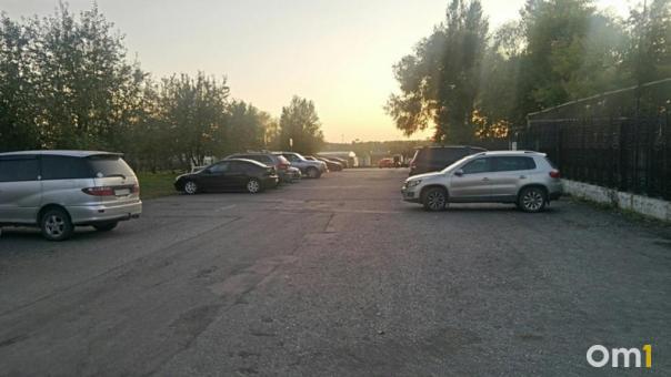 Омичей просят убрать машины с дороги на ночь