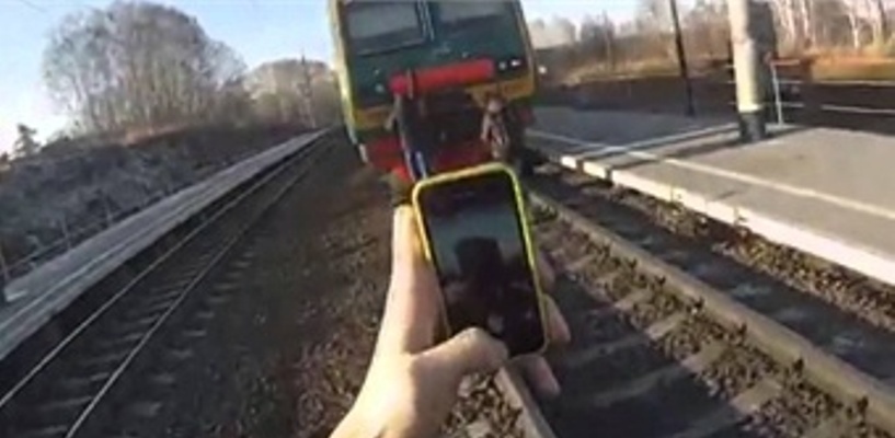Школьница, сбитая поездом в Омской области, любила делать селфи на железнодорожных путях