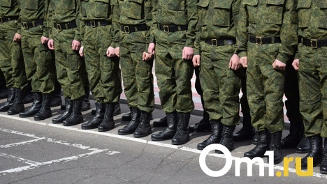 Мобилизованных новосибирцев проводили в зону СВО у здания администрации Октябрьского района. ВИДЕО