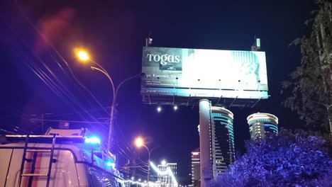В Новосибирске парень залез на 15-метровый рекламный щит и не смог спуститься. ВИДЕО
