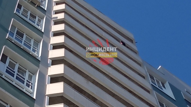 Омич разбился насмерть, упав на забор с 18-го этажа — ФОТО