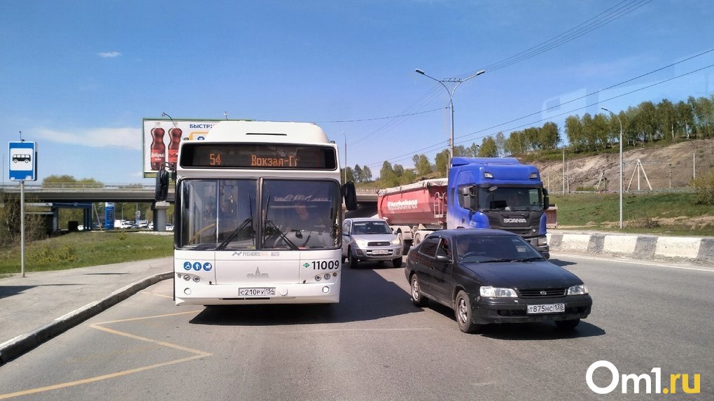 В Новосибирске на Бердском шоссе образовалась пробка из-за ДТП